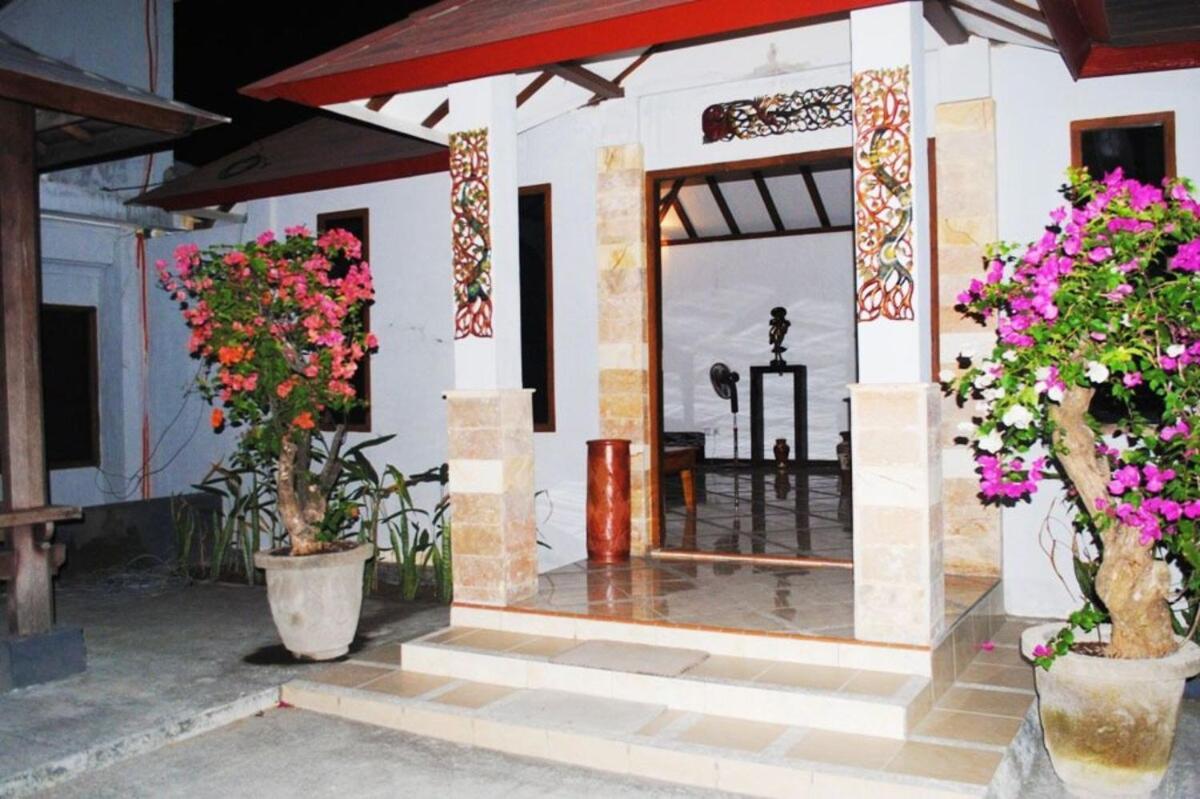 Lombok Beach Hotel Montongbuwoh Exterior photo