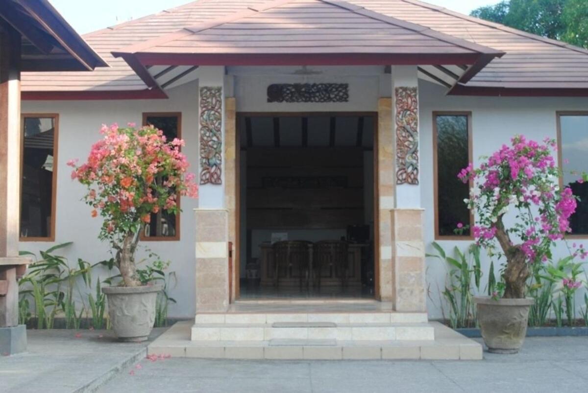 Lombok Beach Hotel Montongbuwoh Exterior photo