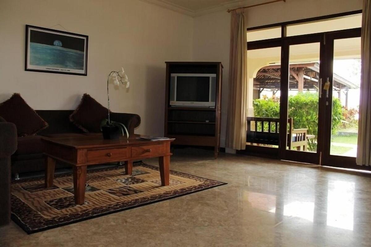 Lombok Beach Hotel Montongbuwoh Exterior photo