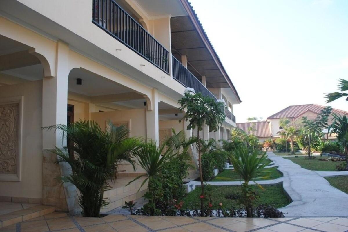 Lombok Beach Hotel Montongbuwoh Exterior photo